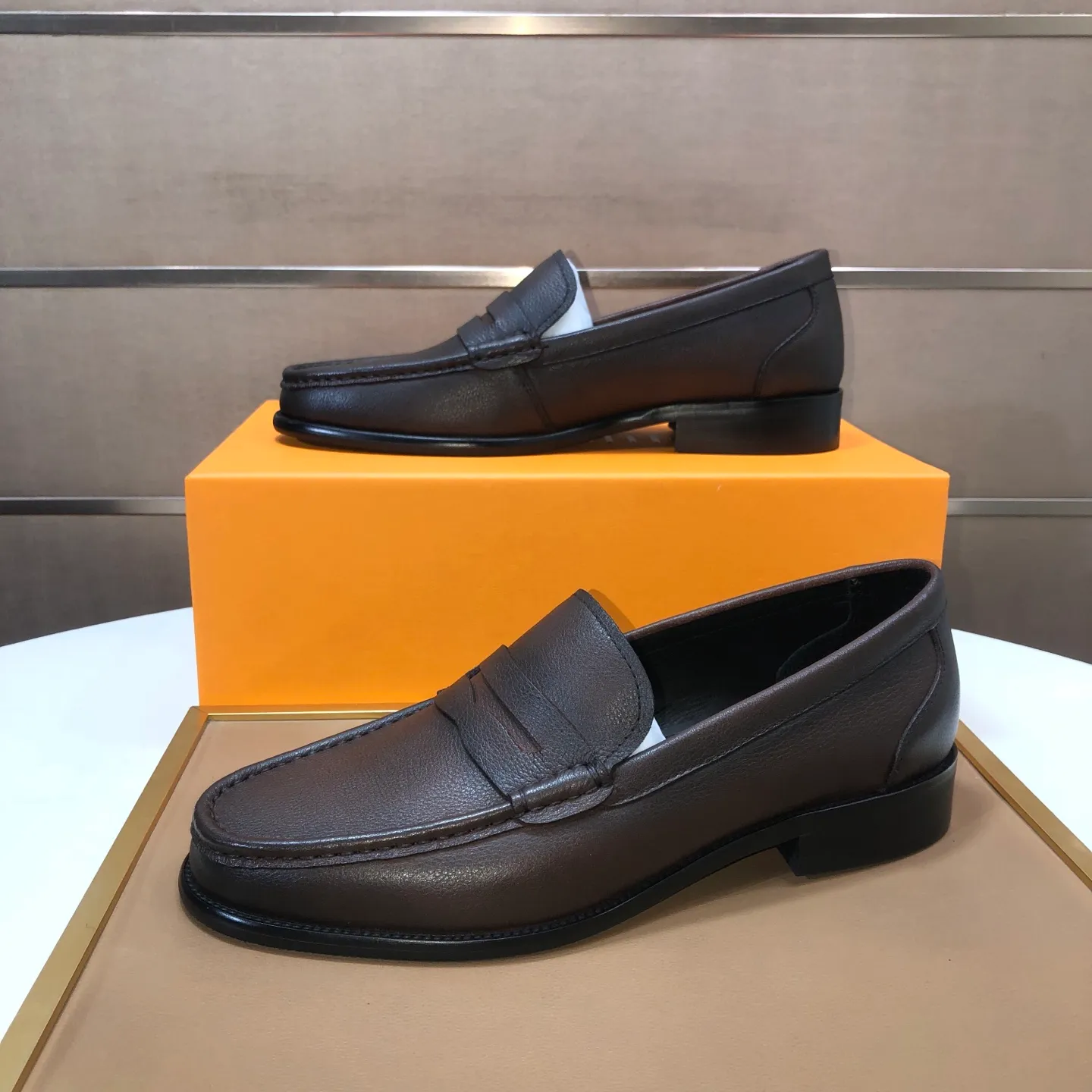 Men's men's shoes💰540💰[LV] (original single cowhide lining)🍀LV's latest genuine leather business suit shoes are available on the official website at the same time. The first-layer cowhide imported from Italy is made of heavy gold, and the official website has a 1:1 rubber outsole. Versatile to wear, high-end without losing class, and the color combination is extraordinary. This four-season style is alluring when worn on your feet, showing off your big-name flair. Standard code 38-45 (45 customized)